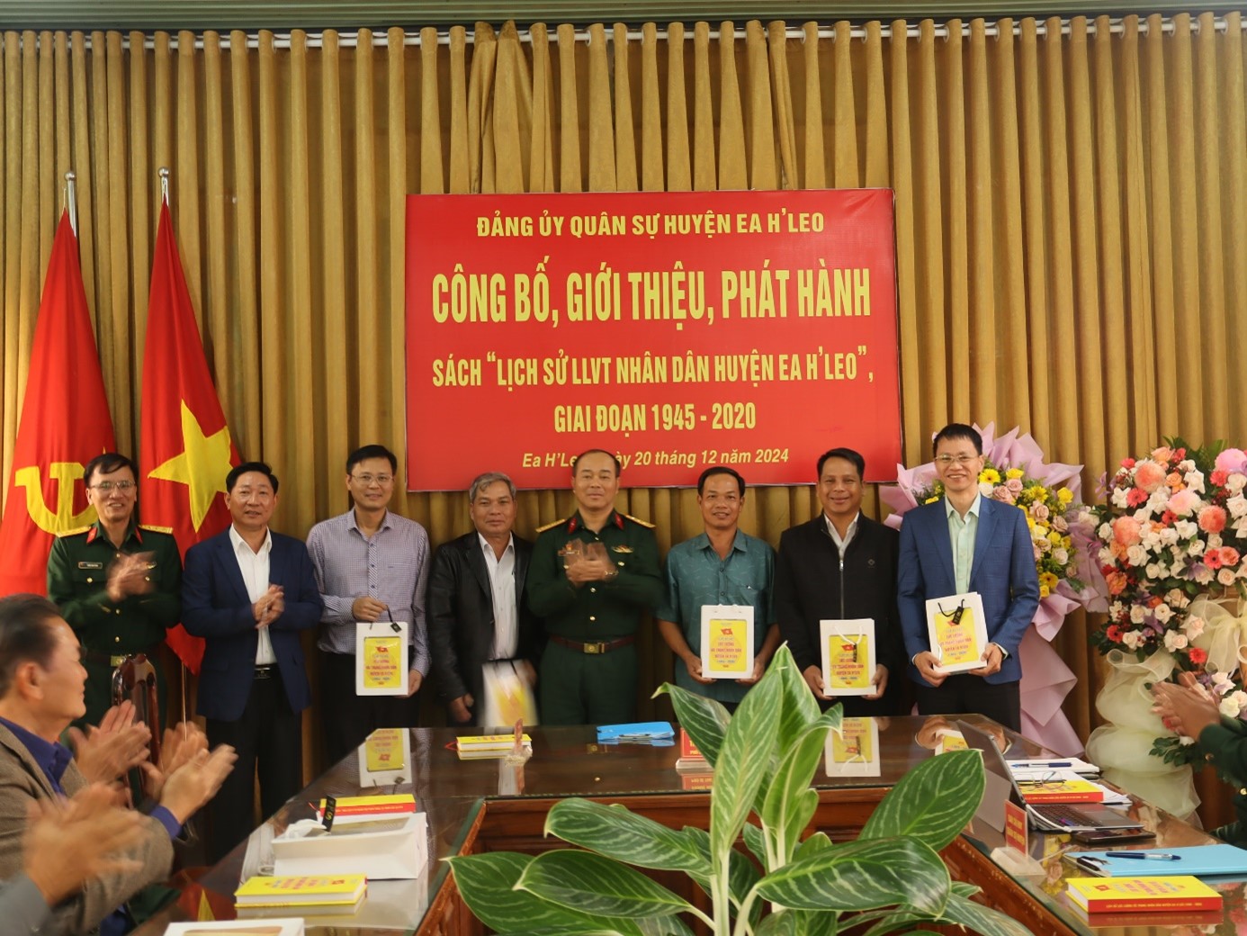 Công bố, giới thiệu và phát hành cuốn sách “lịch sử lực lượng vũ trang nhân dân huyện Ea H’Leo giai đoạn 1945-2020